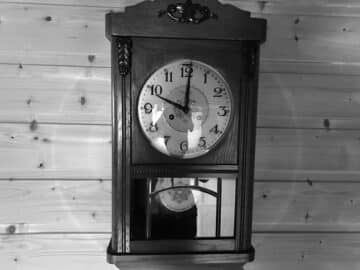 Klokken går igjen etter så mange år. Den er vel ingen sjelden kunst akkurat denne klokken her. Den finnes det vel på de fleste gårder i gamlelandet.